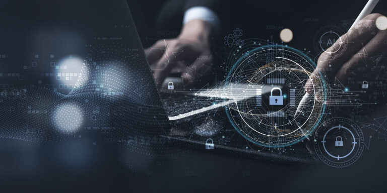 Hände an Laptop mit digitalem Schloss-Symbol als Sinnbild für Cyber-Security